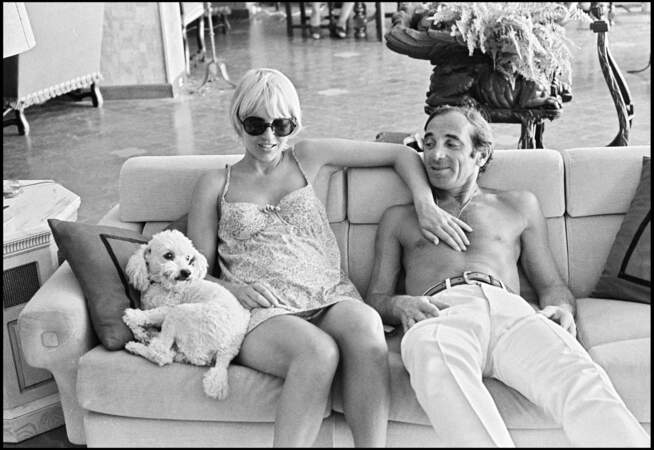Charles Aznavour et sa femme Ulla Thorsell, à Saint-Tropez, l'été 1970.