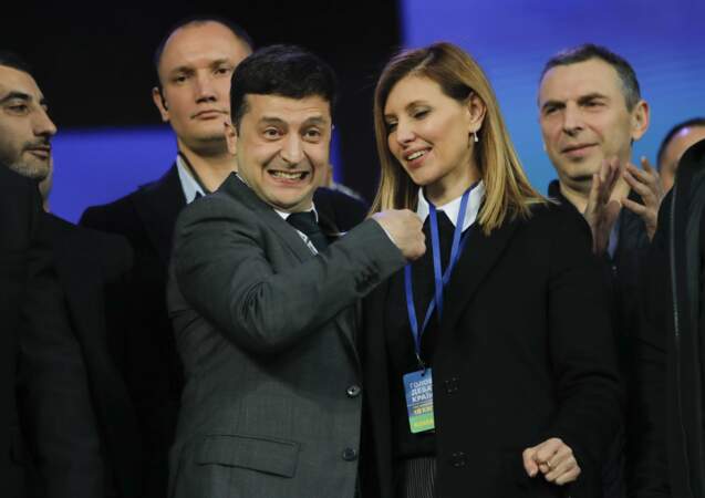 Volodymyr Zelensky et son épouse Olena Zelenska après le débat entre les deux tours des présidentielles, au Stade olympique de Kiev, le vendredi 19 avril 2019.