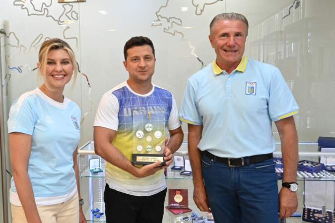 Volodymyr Zelensky et sa femme Olena Zelenska visite la Maison Olympique, le 11 juillet 2021, aux côtés du champion de saut à la perche, Sergey Bubka, membre du CIO (Comité international olympique) et président du CNO (Comité national olympique) ukrainien.