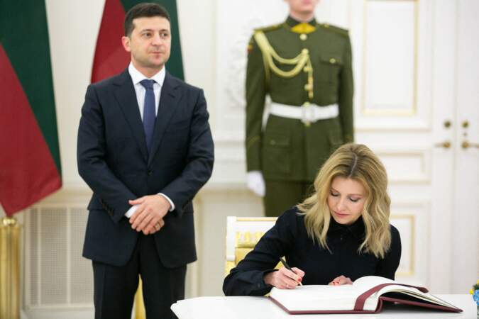 Olena Zelenska prend alors à bras le corps son rôle de première dame de l'Ukraine.