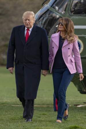 Look casual pour Melania Trump dans un blazer lilas et un classique jean.