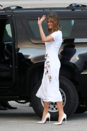 La First Lady porte une robe longue blanche avec des fleurs brodées. La coupe souligne sa ligne d'ex-mannequin.