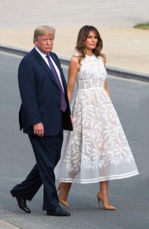 Melania Trump en robe à dentelle en toute transparence sur une robe écrue. 