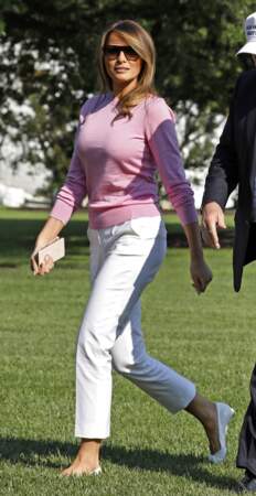 Chic ou casual, Melania Trump n'hésite pas à mélanger les styles. Elle porte rarement le pantalon mais la tenue lui sied à merveille.