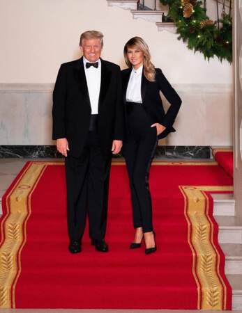 Look chic et choc pour la First Lady avec un tailleur pantalon noir.