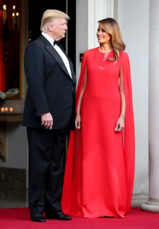 Sublime robe longue rouge à cape.