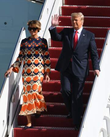 Melania Trump porte une robe longue au joli motif seventies à souhait !