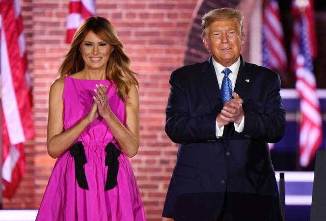 Melania Trump ose toutes les couleurs, des plus softs au plus flashy, comme cette robe rose fluo... 