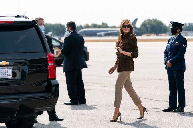 Melania Trump arbore un look au dégradé de bruns : veste saharienne couleur chocolat, pantalon beige et escarpins assortis.