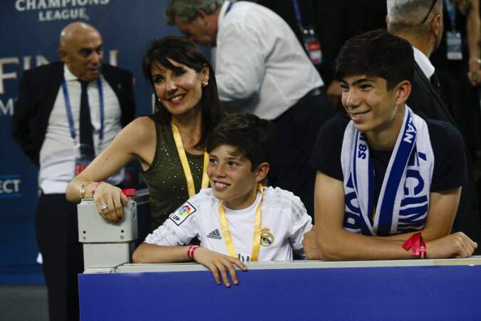 Véronique, la femme de Zinédine Zidane, et ses enfants Elyaz et Théo, 2016