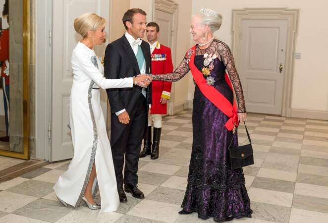 Emmanuel Macron, la reine Margrethe II de Danemark et Brigitte Macron arrivant au dîner d'Etat donné au château de Christiansborg, en l'honneur de la visite du président de la République française et de sa femme, à Copenhague, au Danemark, le 29 août 2018.