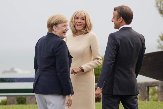 Emmanuel Macron, sa femme Brigitte Macron et la chancelière allemande Angela Merkel lors de l'accueil informel au sommet du G7, à Biarritz, le 24 août 2019. 