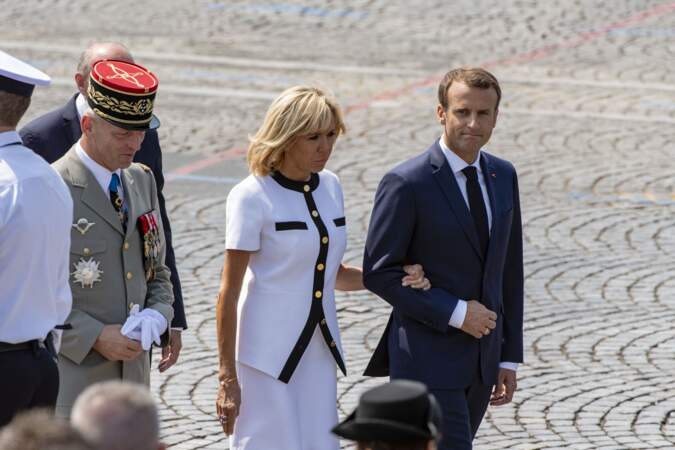 Le président Emmanuel Macron et sa femme, Brigitte Macron, lors du défilé militaire du 14 Juillet, sur les Champs-Elysées, à Paris, le 14 juillet 2018.