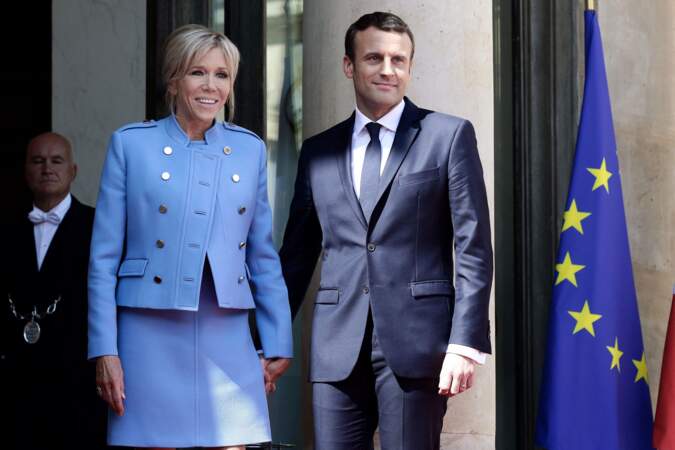 Brigitte Macron et Emmanuel Macron lors de la passation de pouvoir entre Emmanuel Macron et François Hollande, au palais de l'Elysée, à Paris, le 14 mai 2017.
