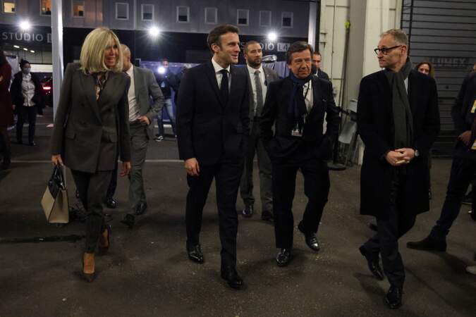 Brigitte Macron, le président Emmanuel Macron, Gilles Pélisson, directeur général de TF1 lors des arrivées des candidats à l'élection présidentielle dans les locaux de TF1, pour l'émission "La France face à la guerre", le 14 mars 2022.