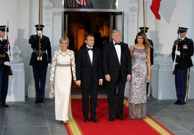 Le président américain Donald Trump, sa femme, Melania Trump, le président de la République française Emmanuel Macron et sa femme, Brigitte Macron, lors du  dîner donné en l'honneur du président de la République française et sa femme, à la Maison Blanche à Washington D.C., aux Etats-Unis, le 24 avril 2018.