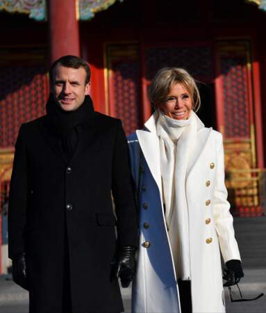 Le président de la République et sa femme, Brigitte Macron, visitent la Cité interdite avec des élèves de l'établissement français Charles de Gaulle de Pékin et d'une école chinoise à Pékin, lors de la visite d'Etat de trois jours en Chine, le 9 janvier 2018.