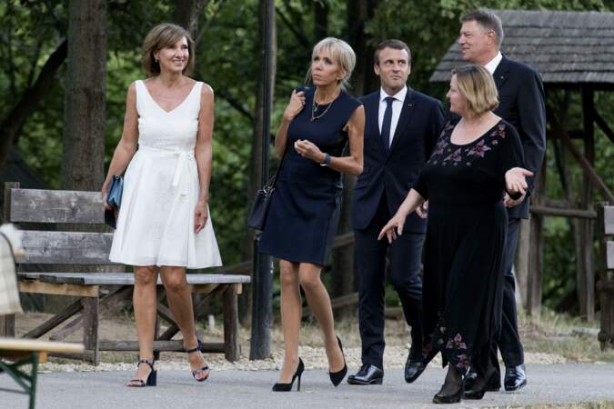 Emmanuel Macron et Brigitte Macron visitent le musée du village roumain "Dimitrie Gusti", en compagnie du président de Roumanie, Klaus Iohannis, et sa femme Carmen Iohannis, à Bucarest, en Roumanie, le 24 août 2017. 