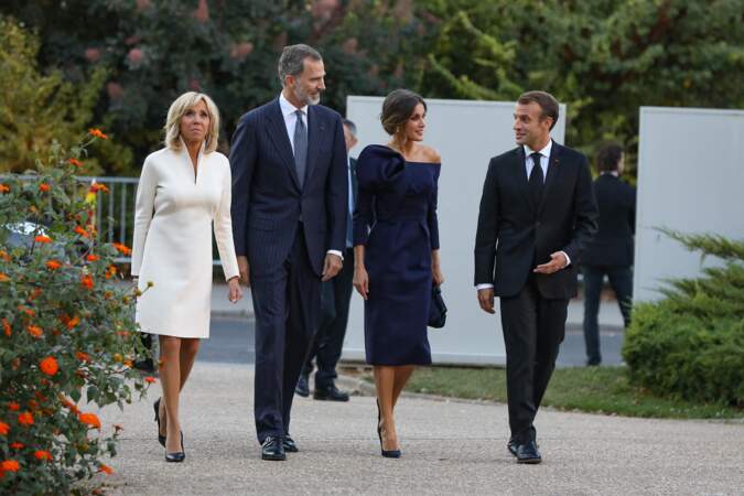 Brigitte Macron, le roi Felipe VI d'Espagne, le reine Letizia, le président Emmanuel Macron lors de la visite de l'exposition Miro, au Grand Palais, à Paris, le 5 octobre 2018.