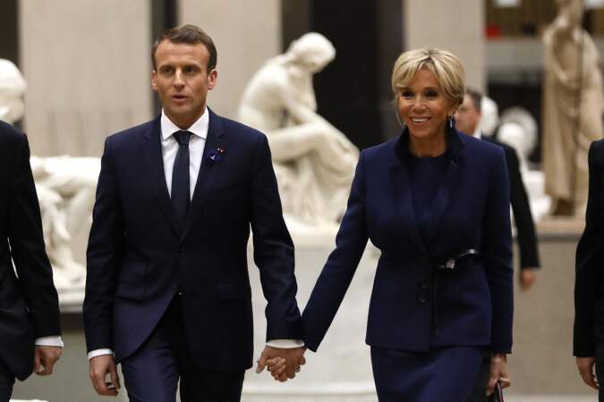 Le président de la République française Emmanuel Macron, sa femme Brigitte Macron arrivant au dîner d'Etat à l'occasion de la cérémonie internationale du centenaire de l'armistice de 1918, au Musée d'Orsay, à Paris, le 10 novembre 2018. 
