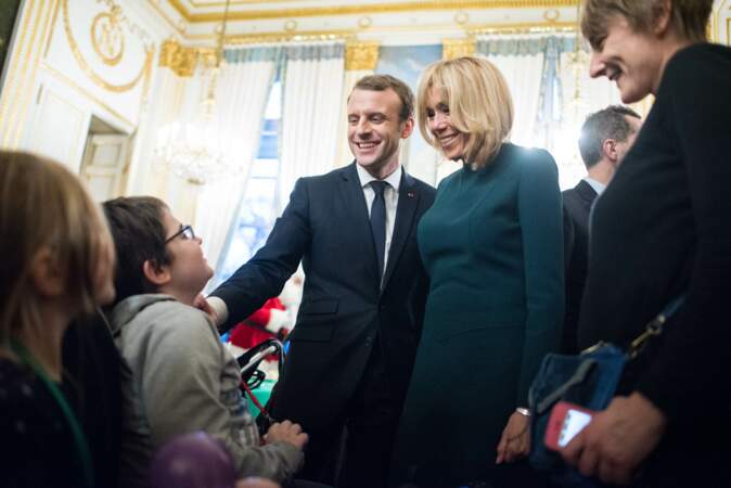 Le président Emmanuel Macron et sa femme Brigitte lors de l'arbre de Noël de l'Elysée, à Paris, le 13 décembre 2017.
