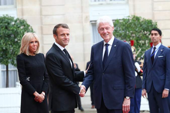 Le président de la République française et son épouse reçoivent les chefs d'Etat et de Gouvernement étrangers, comme Bill Clinton, ayant fait le déplacement en France pour rendre hommage au Président Jacques Chirac, décédé le 26 septembre 2019, au Palais de l'Elysée, à Paris, le 30 septembre 2019. 