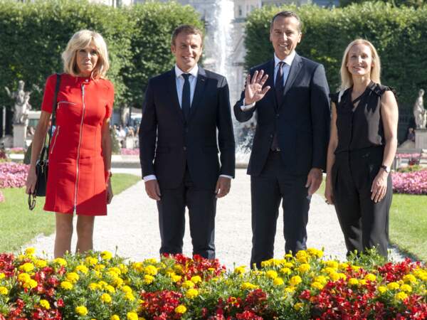 Brigitte Macron, Emmanuel Macron, le chancelier fédéral d'Autriche, Christian Kern et sa femme Eveline Steinberger, lors de la séance photo dans le parc Mirabell, à Salzbourg, le 23 août 2017.