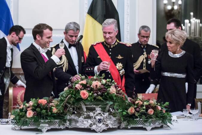 Emmanuel Macron, sa femme Brigitte Macron et le roi Philippe de Belgique pendant le banquet d'État au château de Laeken, à Bruxelles, en Belgique, le 19 novembre 2018, lors de la visite d'Etat du couple présidentiel en Belgique. 