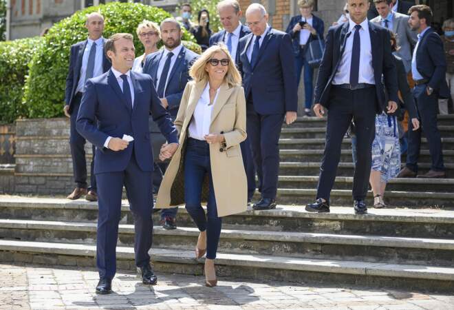 Le Président de la République Emmanuel Macron et sa femme Brigitte Macron sont allés voter à la Mairie du Touquet-Paris-Plage, lors du second tour des élections municipales, le 28 juin 2020. 