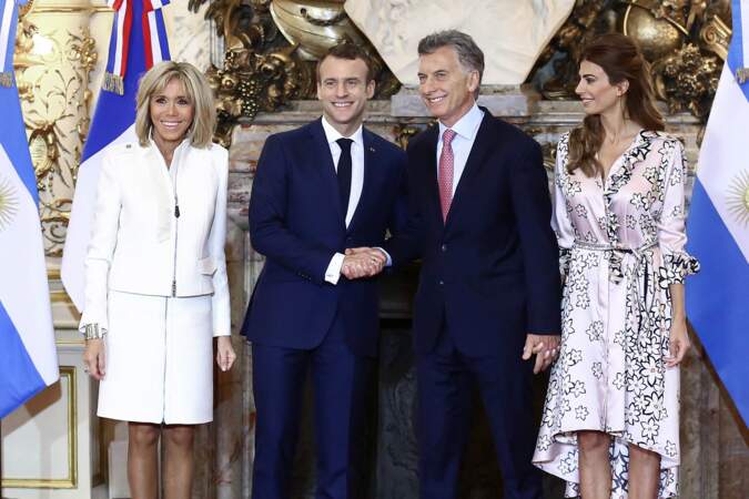 Brigitte Macron, le président Emmanuel Macron, Mauricio Macri, président de l'Argentine, et sa femme Julianna Macri, qui accueillent le couple présidentiel français à la Casa Rosada, à Buenos Aires, le 29 novembre 2018.