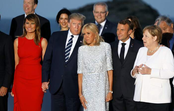 Le président américain Donald Trump avec sa femme Melania Trump, le président français Emmanuel Macron avec sa femme Brigitte Macron, La chancelière allemande Angela Merkel, les dirigeants du G7 et leurs invités posent pour une photo de famille lors du sommet du G7 à Biarritz, le 25 août 2019. 