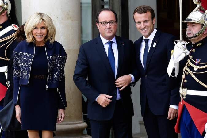 Brigitte Macron, l'ancien président, François Hollande, et le président, Emmanuel Macron qui a reçu les membres de la délégation française de Paris2024 ainsi que ses deux prédécesseurs au palais de l'Elysée, à Paris, le 16 septembre 2017. 
