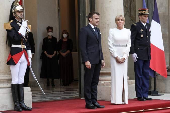 Emmanuel Macron et Brigitte Macron reçoivent Sergio Mattarella, Président de la République italienne et sa fille Laura Mattarella pour un dîner d'Etat au palais de l'Elysée, à Paris, le 5 juillet 2021. 