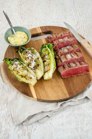 Steak de cheval grillé, sucrine au barbecue,  mayonnaise aux herbes