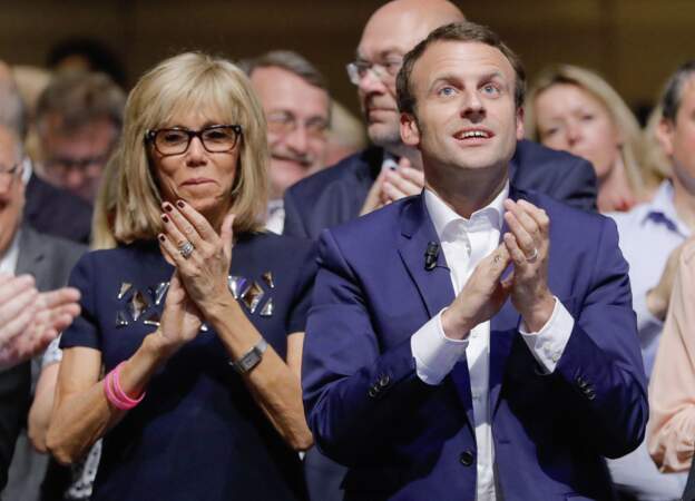 Emmanuel Macron et sa femme Brigitte Trogneux durant le premier meeting du rassemblement "En Marche", à la Mutualité, à Paris, le 12 juillet 2016.