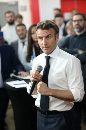 Le président Emmanuel Macron, candidat à l'élection présidentielle, est en visite à Dijon à la Maison-Phare pour un échange avec les acteurs associatifs, le 28 mars 2022.