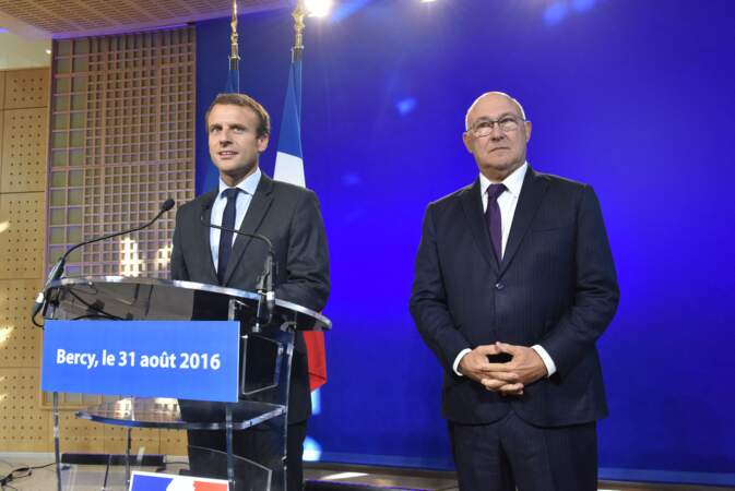 Passation de pouvoir entre Emmanuel Macron, qui a annoncé la veille sa démission du poste de ministre de l'Économie, de l'Industrie et du Numérique au ministère de Bercy, et Michel Sapin au Ministère des Finances, à Paris, le 31 août 2016.
