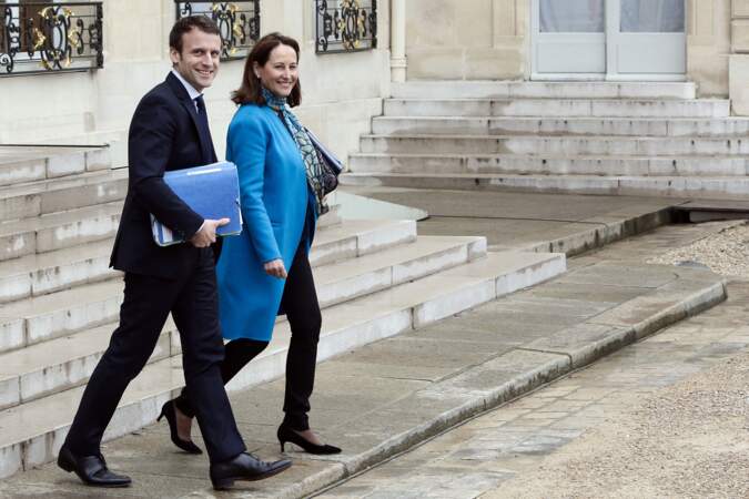 Emmanuel Macron et Ségolène Royal à la sortie du conseil des ministres du 30 mars 2016 au Palais de l'Elysée.