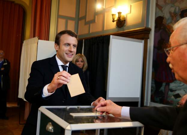 Emmanuel Macron et sa femme Brigitte sont allés voter à la mairie du Touquet pour le deuxième tour de l'élection présidentielle, le 7 mai 2017.