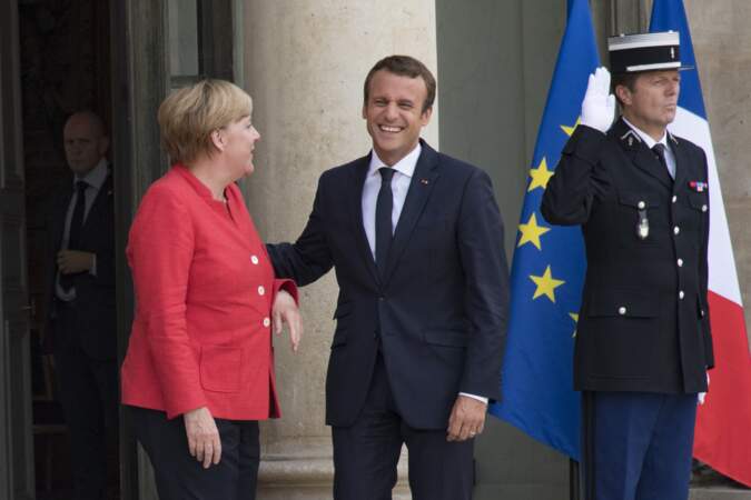 Le président Emmanuel Macron et la chancelière allemande Angela Merkel sur le perron de l'Elysée, le 28 août 2017.