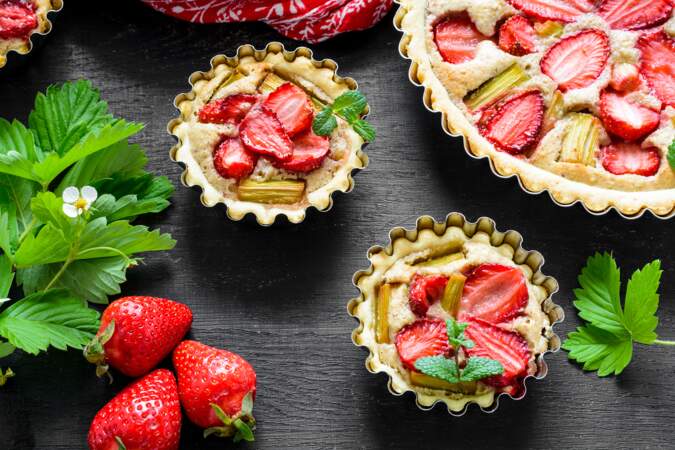 La recette de la tarte aux fraises et à la rhubarbe de Cyril Lignac