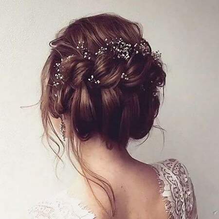 Des cheveux attachés avec des fleurs