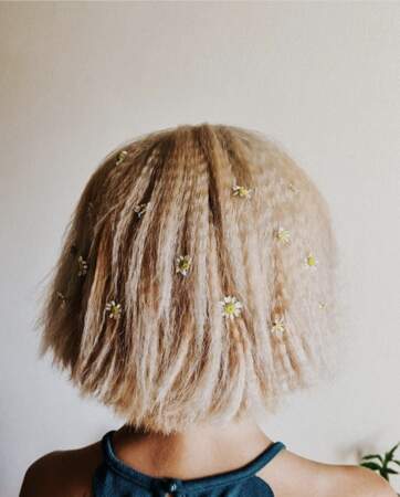 Des cheveux crêpés avec des fleurs