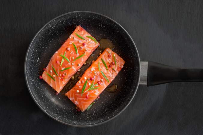 3 astuces pour réussir la cuisson du saumon à la poêle (+ comment le cuire sans matière grasse)