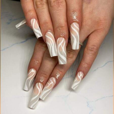 Nail art blanc sur ongles XXL