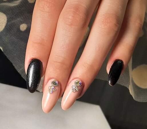 Ongles noirs et nude 