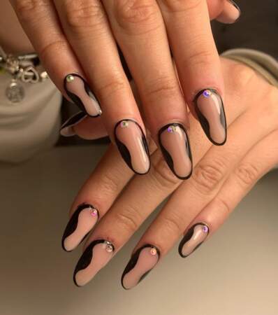 Ongles noirs et strass