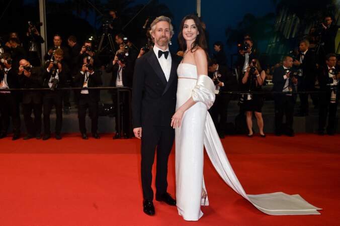 Cannes 2022 : Anne Hathaway en robe bandeau