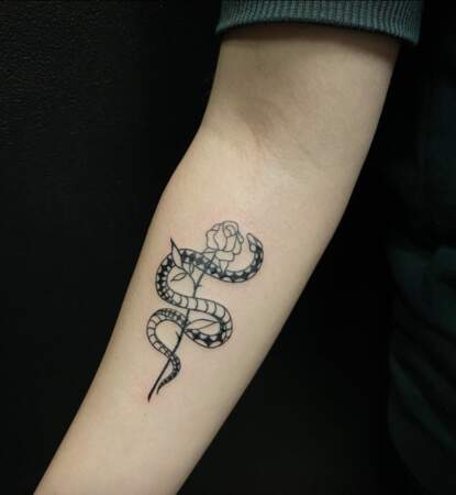 Tatouage de serpent avec une rose 