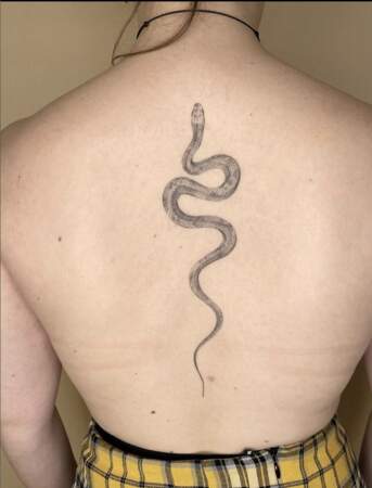 Long serpent tatoué dans le dos